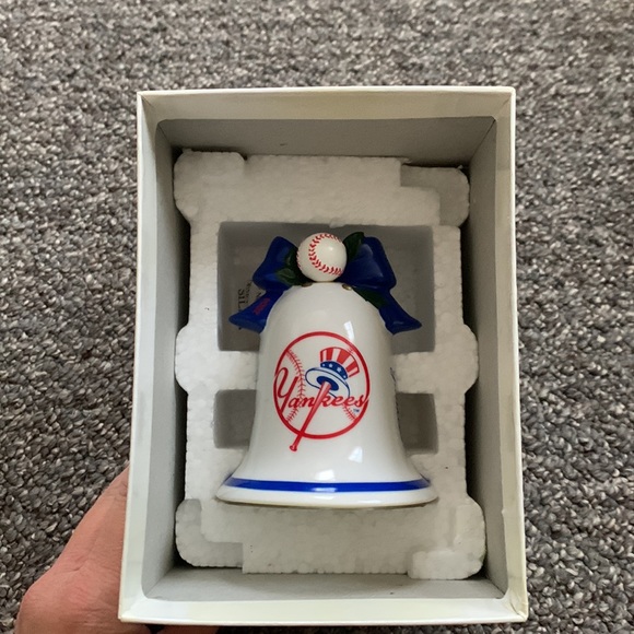 New York Yankee bell ornament 2004 - Picture 7 of 8